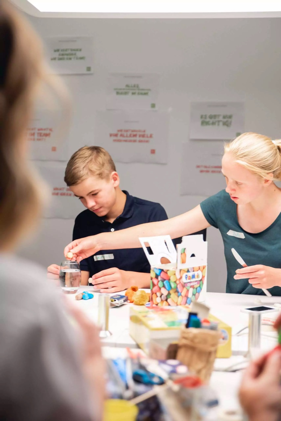 Ein Schüler und eine Schülerin bauen am Projekttag gemeinsam einen Prototyp